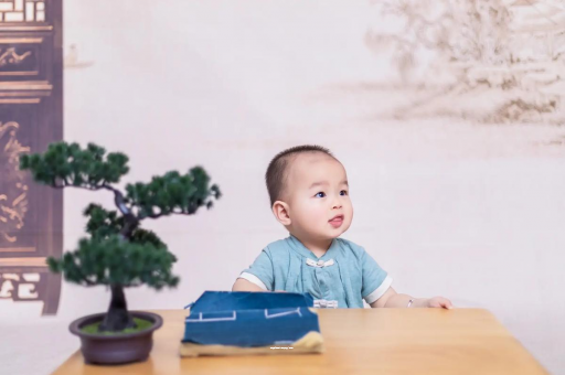 尉氏怀孕肚子中间凹两边凸